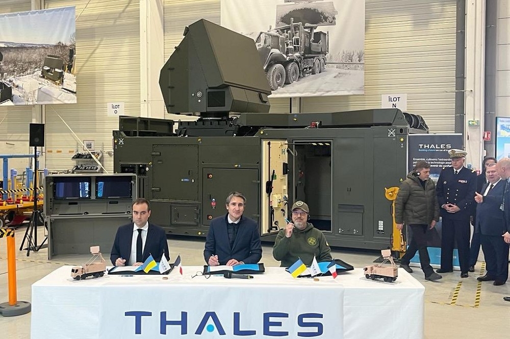 烏克蘭防長（右）與法國防長（中）簽署備忘錄，背景則為Thales的雷達產品。（取自烏國防長臉書）