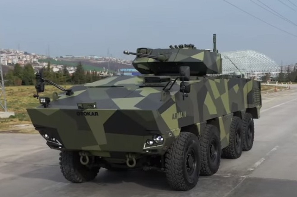 土耳其Otokar公司展出全新40級ARMA II八輪甲車，原型車搭配25公厘機砲砲塔。（截自影片）