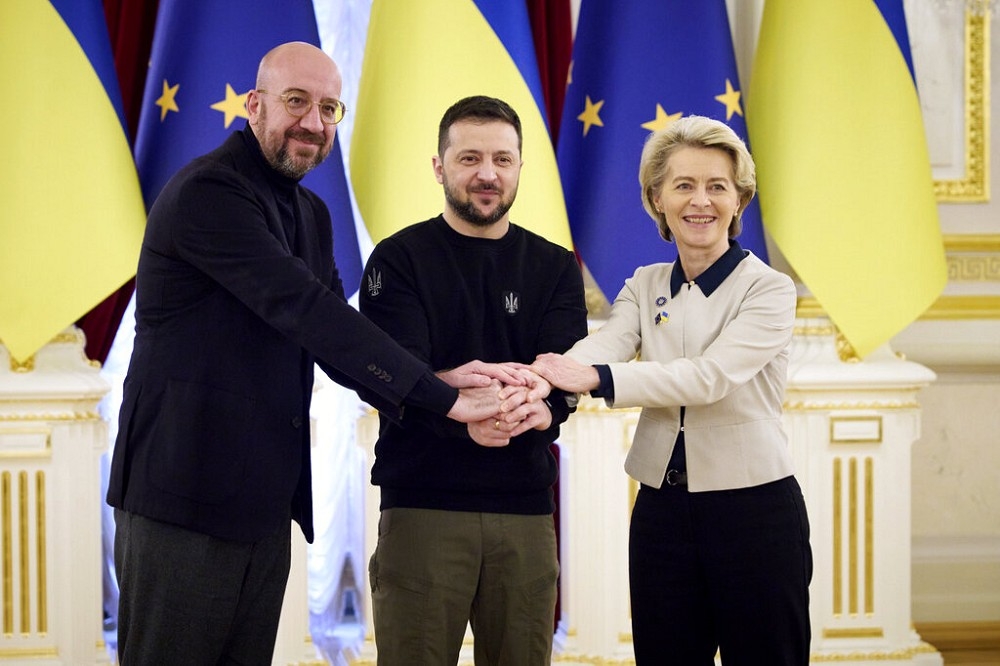 烏克蘭總統澤倫斯基（中）、歐盟執委會主席馮德萊恩（右），以及歐洲理事會主席米歇爾（左）雙手交疊，展現緊密團結的象徵。（美聯社）