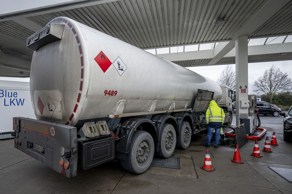 歐盟與G7就俄油品上限達成協議。圖為德國油罐車在法蘭克福加油站卸貨。（美聯社） 