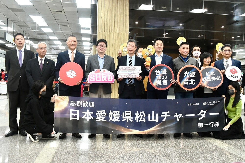 蔣萬安今天（4日）前往台北松山機場，迎接來自日本愛媛縣松山機場的180名旅客。（張哲偉攝）