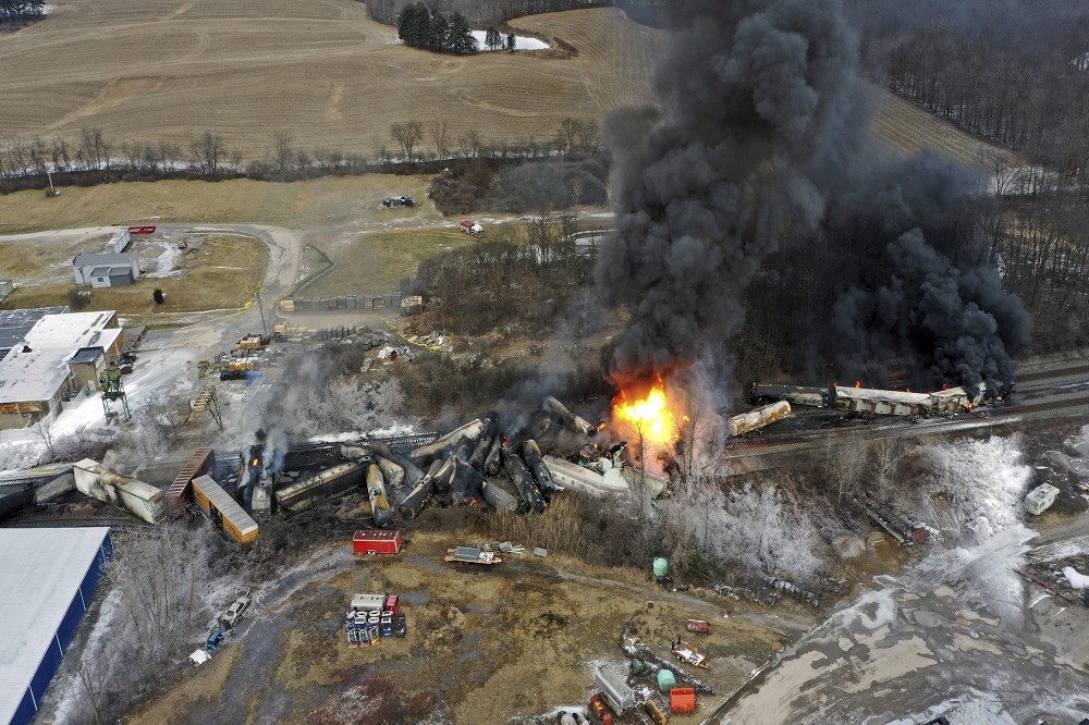 1列載運有毒化學物質的列車，在美國東部發生嚴重出軌意外，並引發大火。（美聯社）