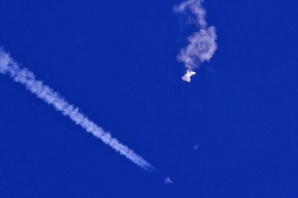 美軍派出F-22戰機，以AIM-9X「響尾蛇」飛彈，將中國高空間諜氣球擊落。（美聯社）