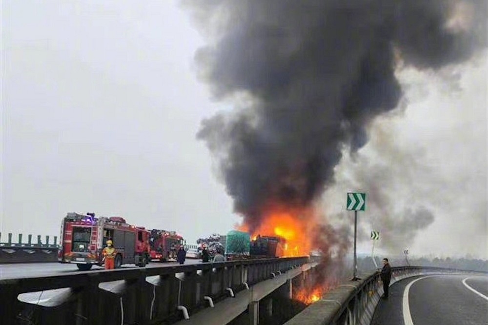 湖南許廣高速公路4日發生嚴重連環車禍事故，造成16人死亡、66人輕重傷。（取自中國新聞週刊微博）
