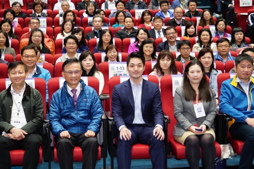 台北市長蔣萬安今早（6日）出席北市教育局所舉辦的公私立中等學校校長會議，強調教育絕對是他任內施政方針的重中之重。（台北市政府提供）
