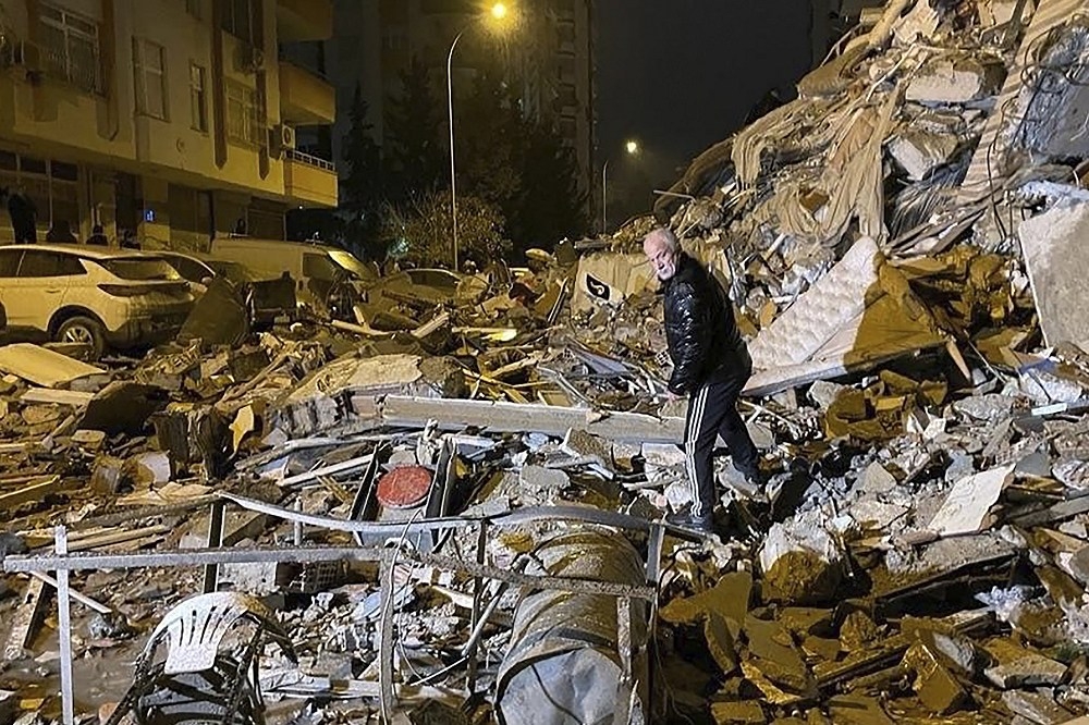 土耳其發生規模7.8級的強震，死傷人數不斷飆升。（美聯社）