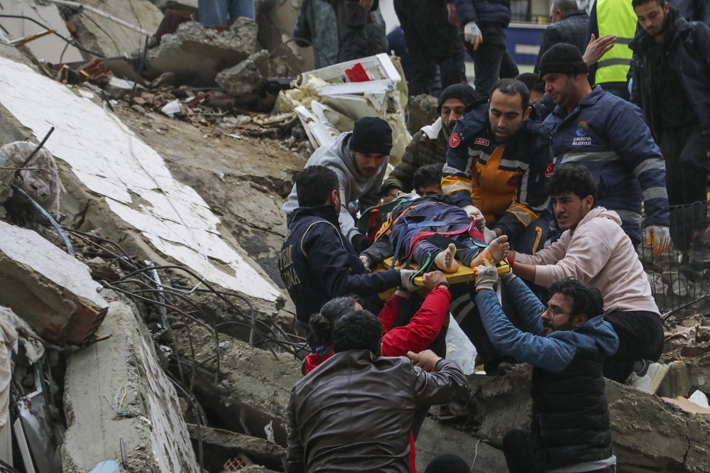 土耳其發生規模7.8強震，目前至少已造成237人死亡、630多人傷。（美聯社）