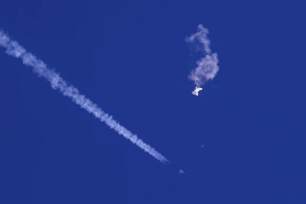 美國F-22戰機發射飛彈，擊落來自中國的間諜氣球。（美聯社）