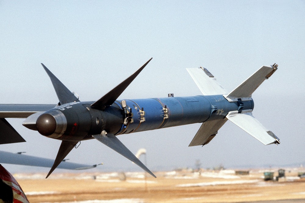 美軍出動F-22發射80萬美金一枚的AIM-9X擊落中國軍用氣球，有人質疑為什麼不用成本較低的機砲攻擊氣球就好？
