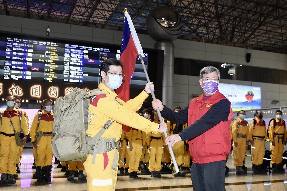 行政院長陳建仁今晚前往桃園機場，親自向第二梯次搜救隊授旗勉勵。（張哲偉攝）