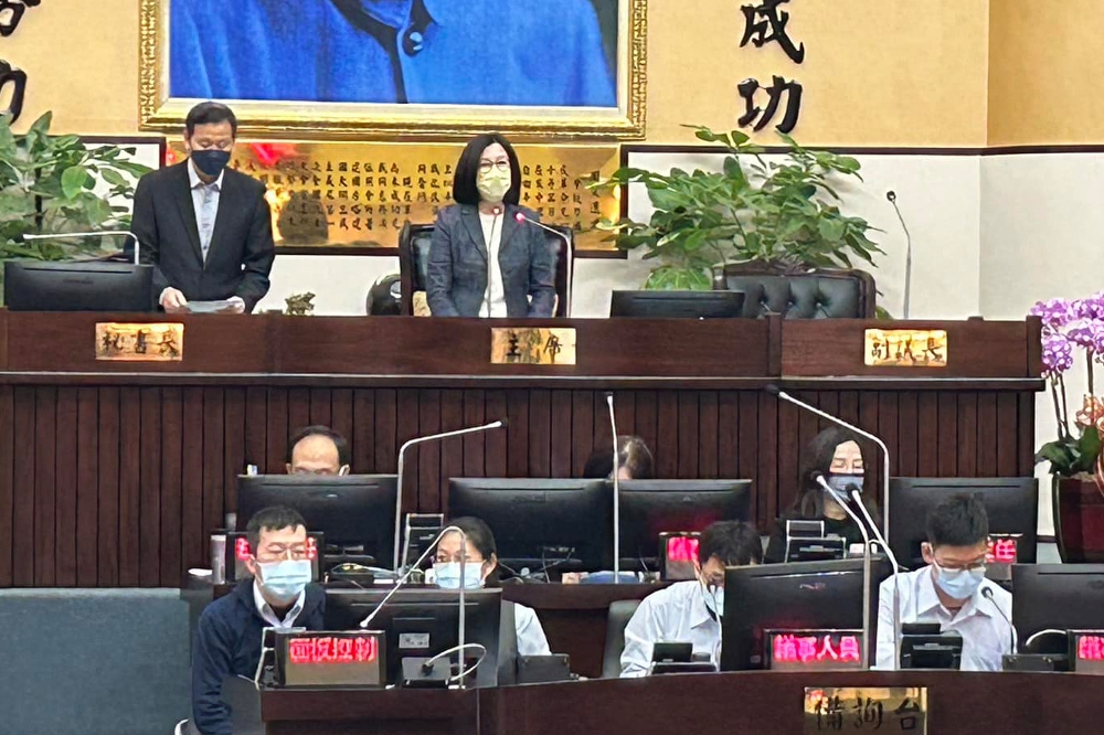台南市議長邱莉莉涉入正副議長賄選案，昨天凌晨以150萬元交保，今天便出席主持議會臨時會，國民黨籍議員不滿衝上主席台引起推擠。（取自邱莉莉臉書）