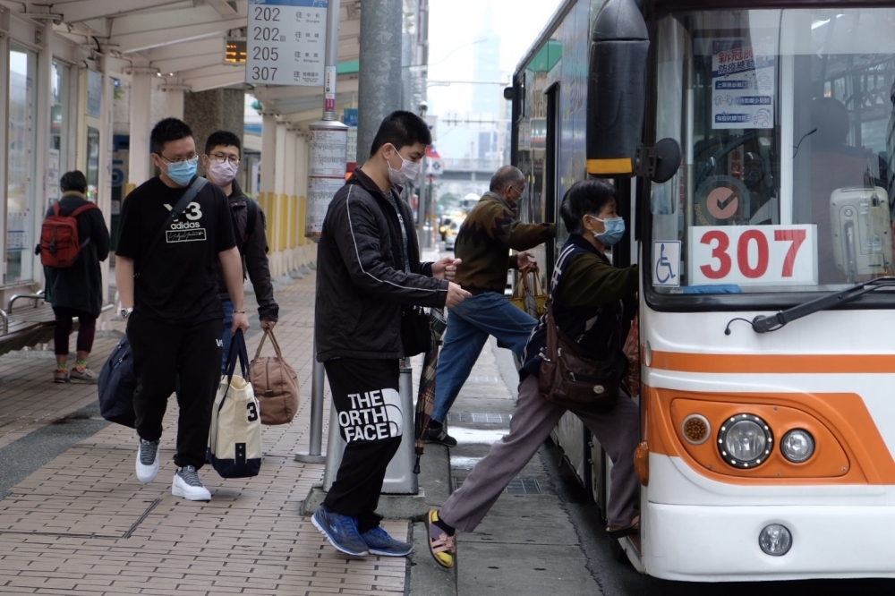 物價與人事成本雙漲，台北客運、桃園客運、三重客運分別共4條國道客運路線宣布自2月13日起縮小票價優惠。（資料照片／蔣銀珊攝）