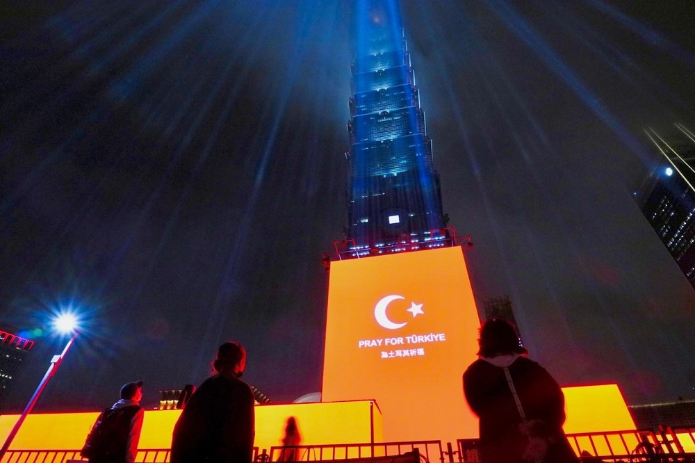 全聯福利中心於展演中的《光鑰未來_全聯25》，將定時播放「Pray for Türkiye為土耳其祈福」畫面，盼能與民眾一同祈福。（全聯福利中心提供）