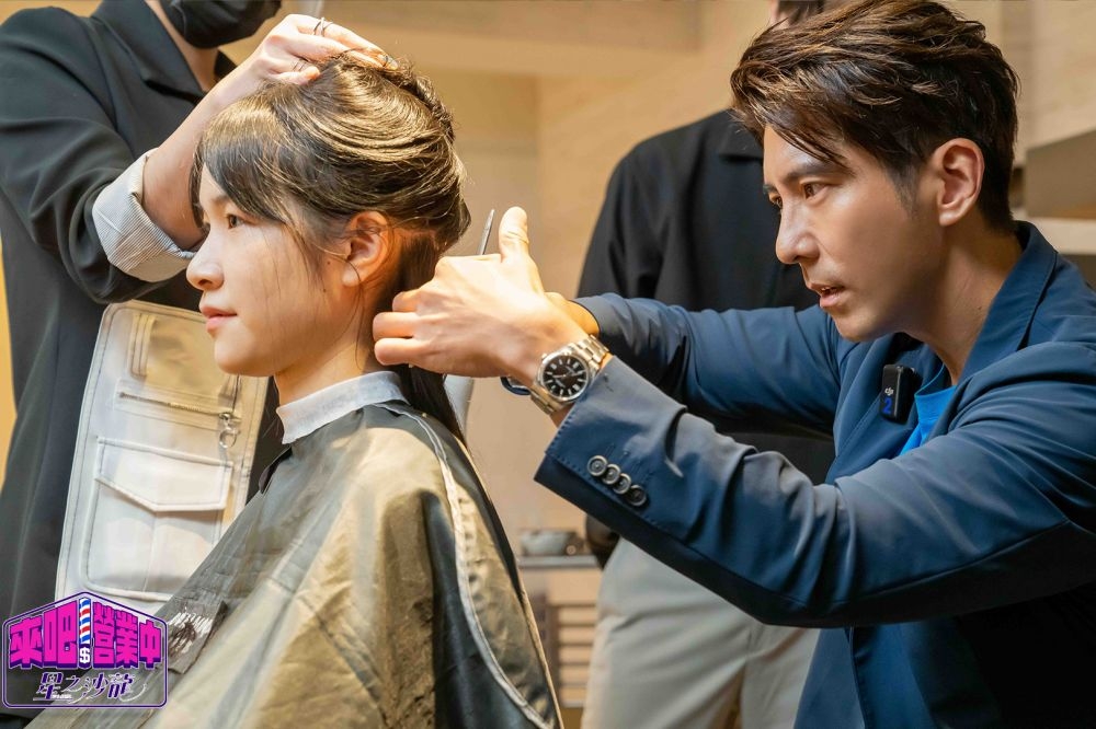 修杰楷在《來吧！營業中》第2季擔任實習設計師，為了練習剪髮可說是下足苦功，還獲得「髮神」吳依霖大力讚賞。（TVBS提供）