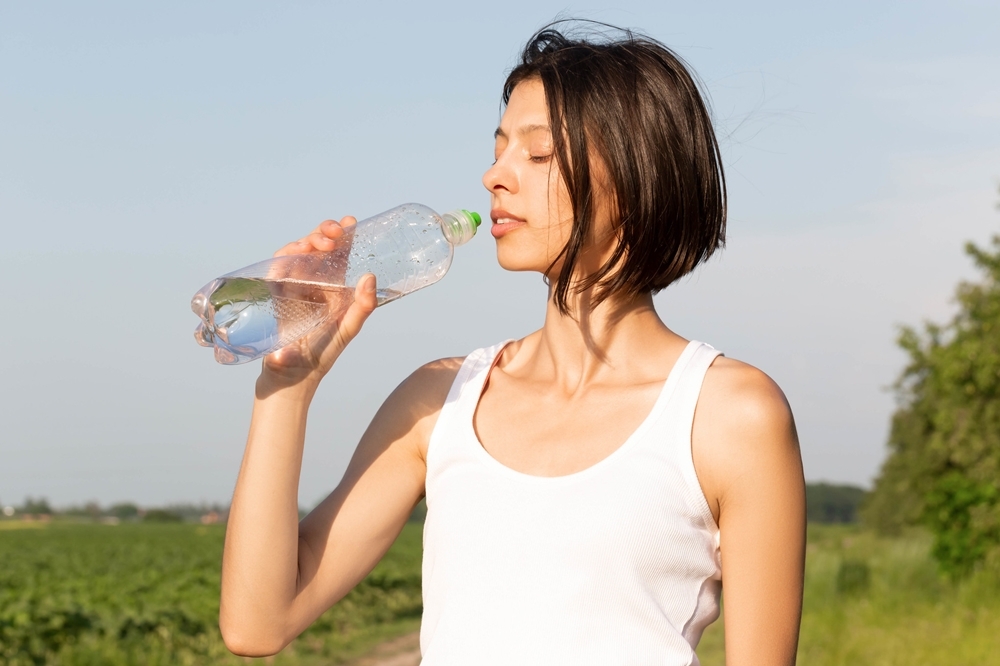 喝礦泉水示意圖（2020 © Marco Verch Professional Photographer , Slim young woman drinking water after training @ Flickr, CC BY-SA 2.0.）