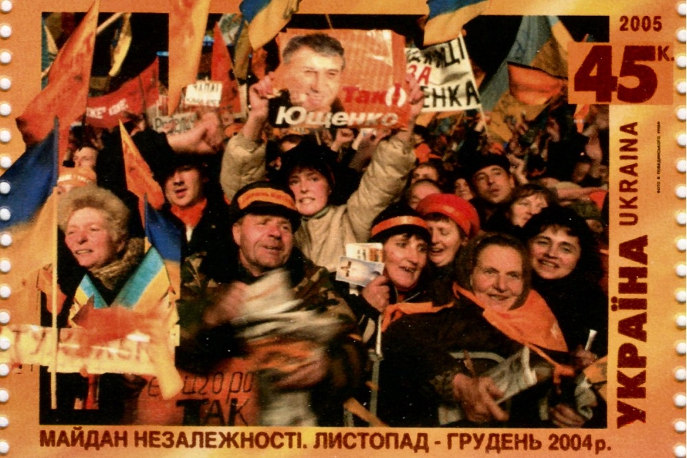 2004年烏克蘭爆發橘色革命，俄羅斯始終無法接受烏克蘭這個前蘇聯成員「真心要走向民主」。（維基百科）