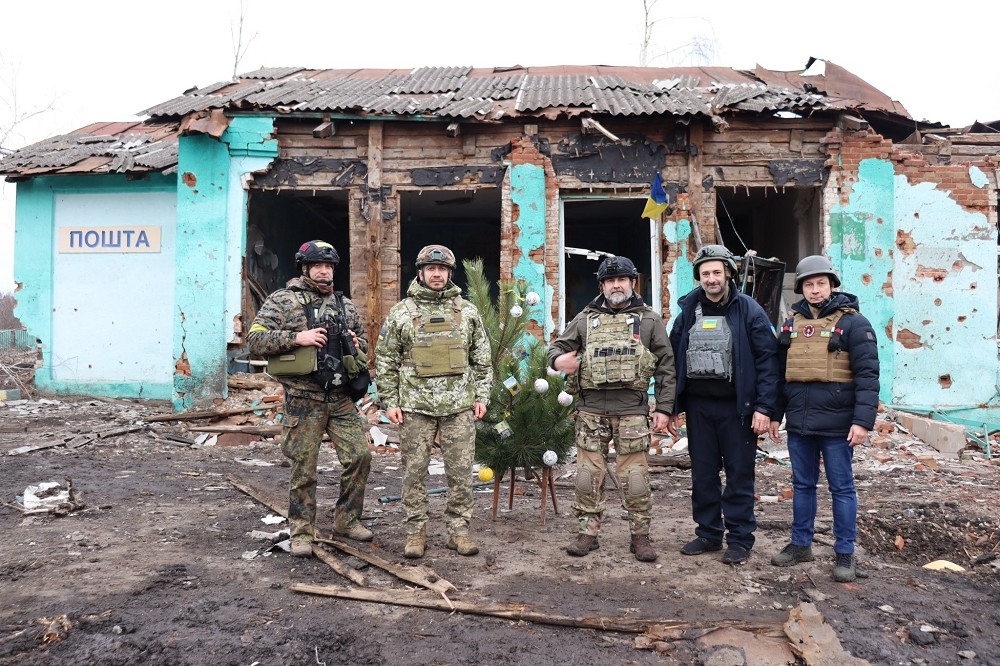烏克蘭盧甘斯克州長海岱（中）證實，俄軍正在盧甘斯克地區發起大規模攻勢。（取自海岱推特）