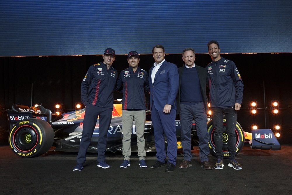 Ford總裁兼首席執行官Jim Farley(中)與Red Bull紅牛車隊總經理暨首席執行官Christian Horner(右二)共同宣布，Ford將與Red Bull紅牛車隊建立長期戰略技術合作伙伴關係，共同開發應用在F1賽車上的新一代混合動力系統。(福特六和提供)