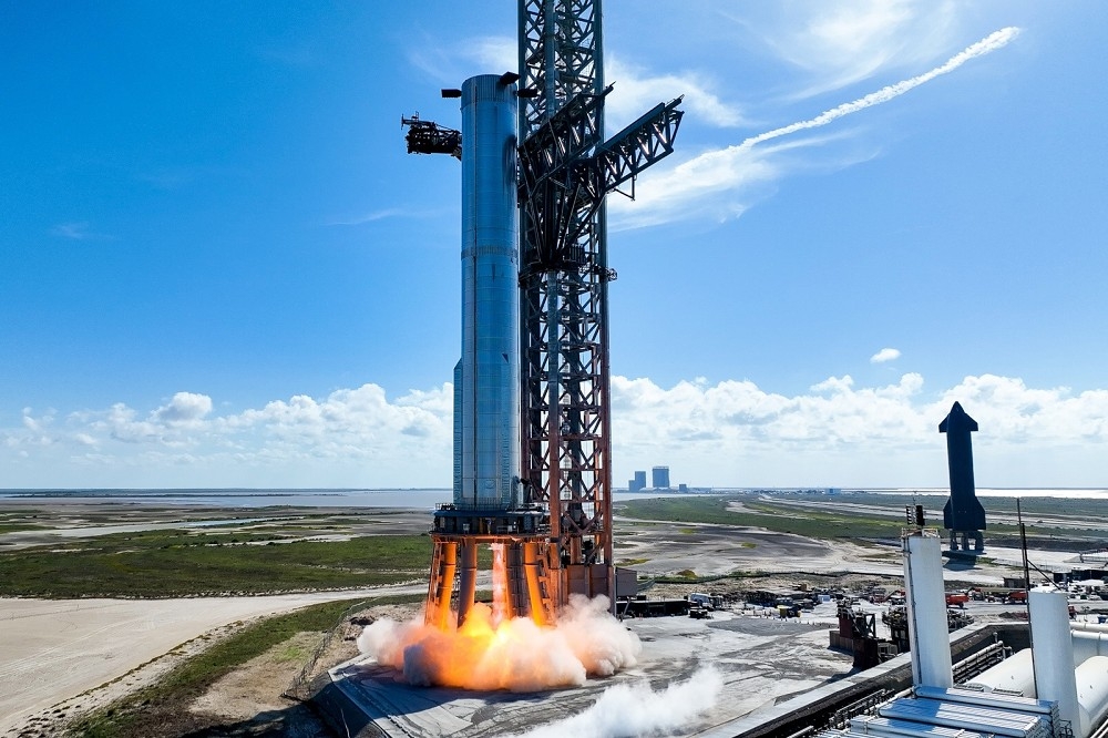 SpaceX公司9日首度成功進行Super Heavy推動器的靜態點火測試。（取自SpaceX推特）
