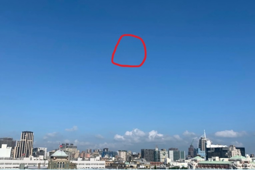《紐約時報》引用中央氣象台張照片，照片中有不易看清楚白點（紅圈內）就是「來源不明氣球」。照片出自2021年9月27日，右下方為總統府位置。（取自鄭明典臉書）