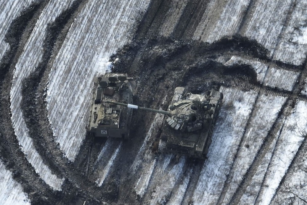 由烏克蘭軍方提供的畫面，顯示俄軍戰車與裝甲車輛，在胡利達爾外圍遭到擊毀。（美聯社）