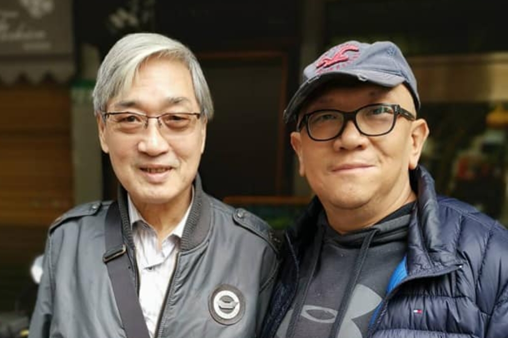 「砲哥」桂嘉文（右）在臉書上貼出和另一位名嘴張友驊（左）的合照。（取自砲哥臉書）