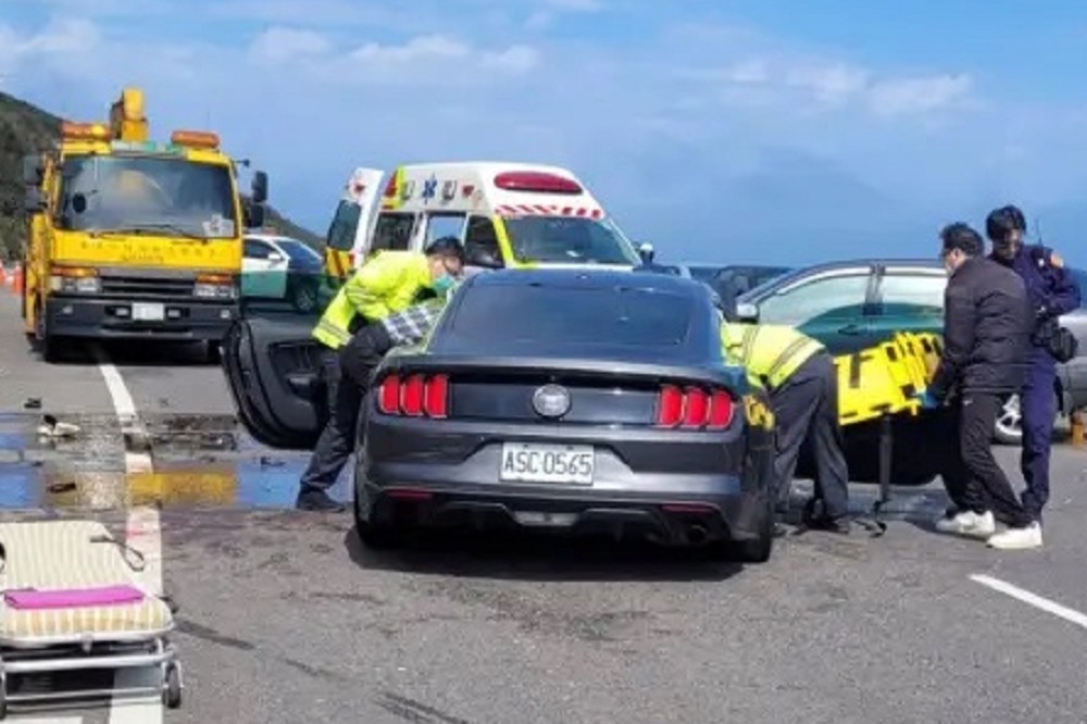 今天上午一輛黑色福特野馬轎車疑在基隆市濱海公路上失控駛入對向車道，造成1死5傷。（翻攝自記者爆料網）