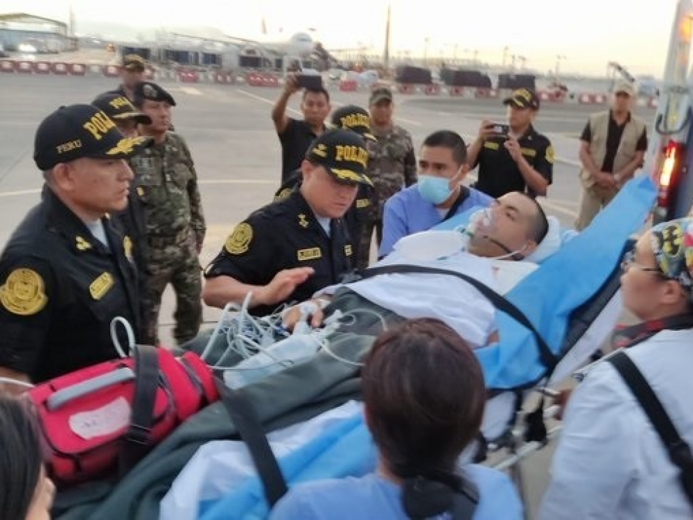 祕魯警方高層趕抵機場，探視倖存的受傷員警。（取自PNP推特）