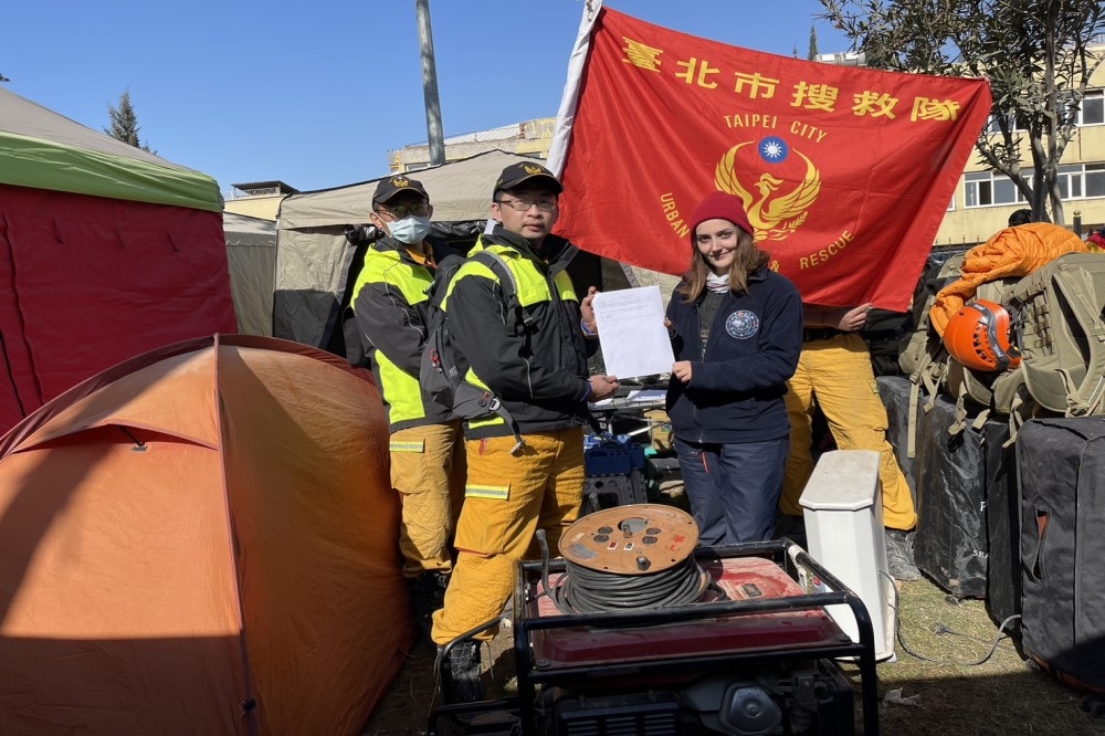 台灣搜救隊決定12日撤離土耳其，捐出物資及部分裝備供重災區使用。（取自台北市搜救隊臉書）