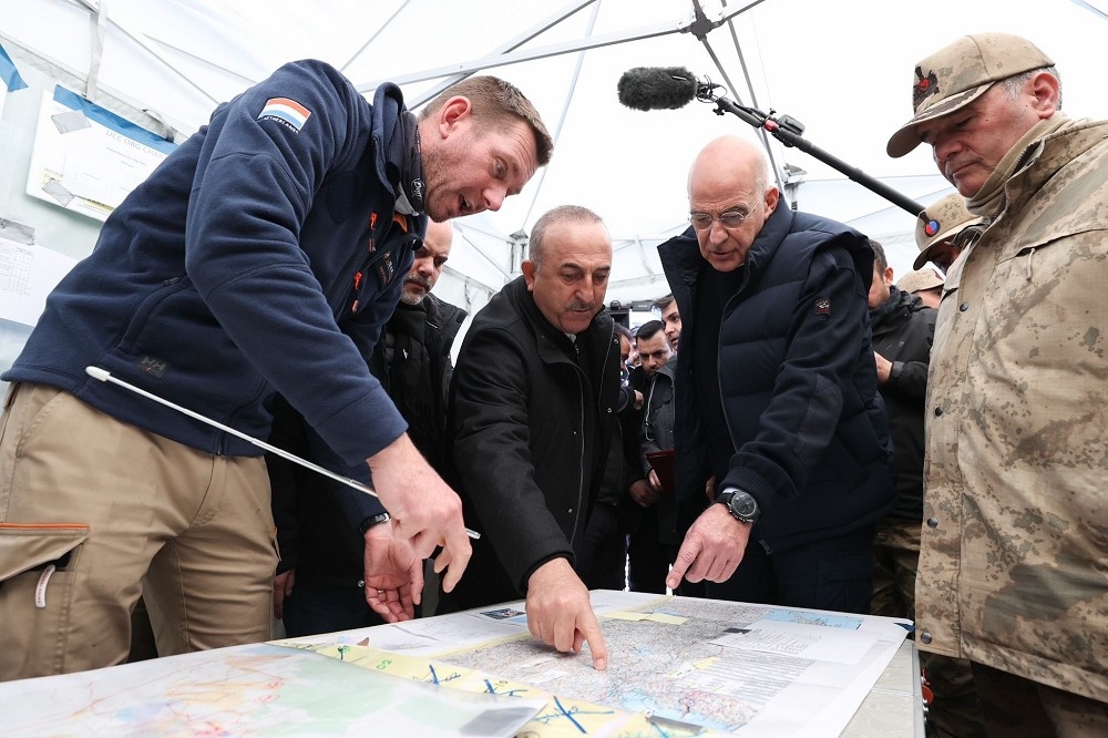 希臘外長鄧迪亞斯（右2）與土國外長卡夫索格魯（中）抵達災區，了解當地救災現況。（取自卡夫所格魯推特）