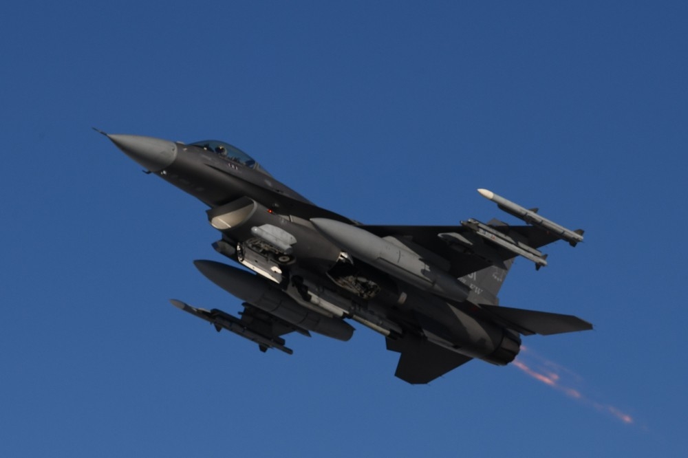 在拜登與杜魯道的共同批准下，美軍12日出動F-16戰機升空擊落不明飛行物體。圖為明尼蘇達州空中國民兵第148聯隊的F-16戰機。（取自DVIDS）
