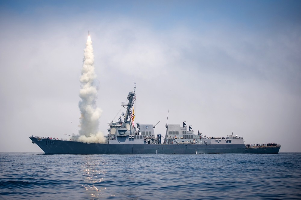 日本防衛省計畫自今年度起分批採購500枚美製「戰斧」巡弋飛彈，並預定將會部署在神盾艦上。圖為美軍勃克級驅逐艦試射「戰斧」。（取自DVIDS）