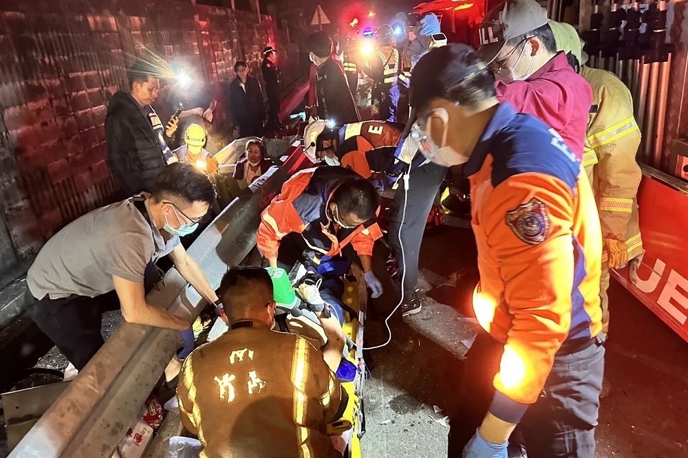 一個7人的印尼旅遊團來台「宗教旅遊」，不料昨天晚上在國道上發生車禍，釀1死5傷。（擷取自記者爆料網）
