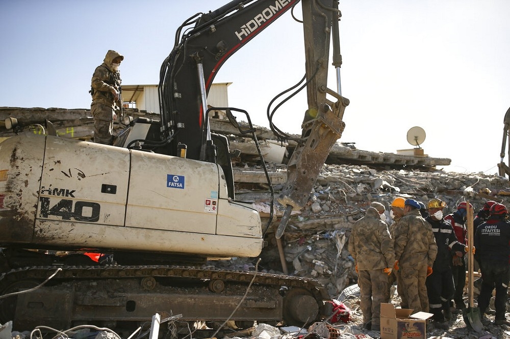 土國強震罹難人數超過3.7萬，由於倖存者幾無生還可能，當局已準備開挖作業。（美聯社）