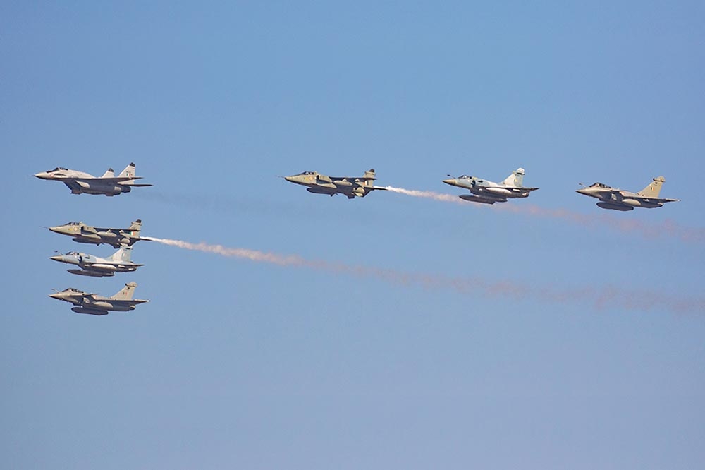印度空軍的所有現役戰機共組編隊，飛越展場上空。（Tsungfang Tsai／全球防衛雜誌提供）