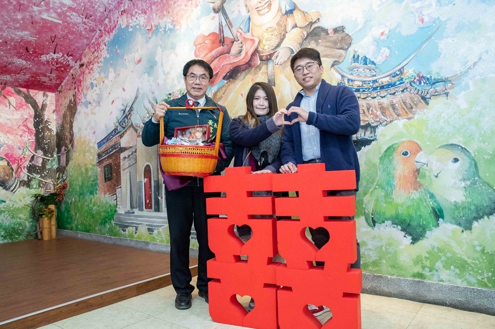 台南市長黃偉哲贈送選在今天登記結婚的新聞小夫妻貼心禮物。（台南市政府提供）