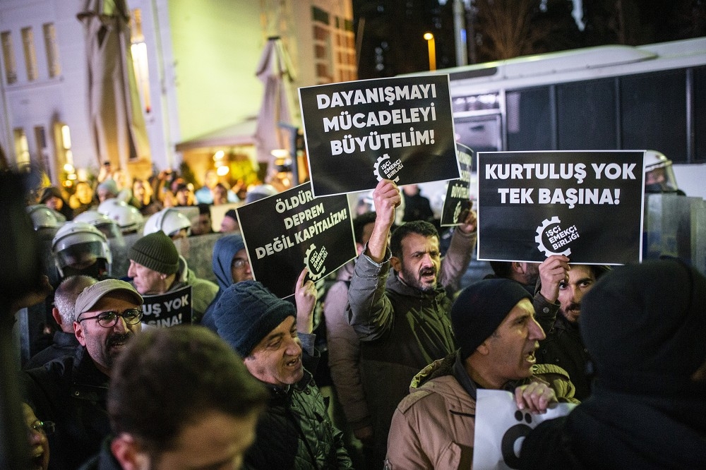 土國民眾13日在伊斯坦堡走上街頭示威，痛批政府救災不力，許多人對於住宅面對強震毫無招架之力也多有質疑。（美聯社）