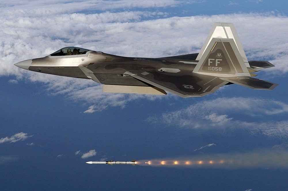 F-22猛禽戰鬥機可搭載AIM-9X響尾蛇飛彈。（取自洛馬公司網站）