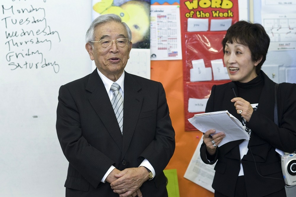豐田章一郎（左）被視為是豐田汽車進軍全球的主要推手，並在2007年獲選進入美國汽車名人堂。（美聯社）