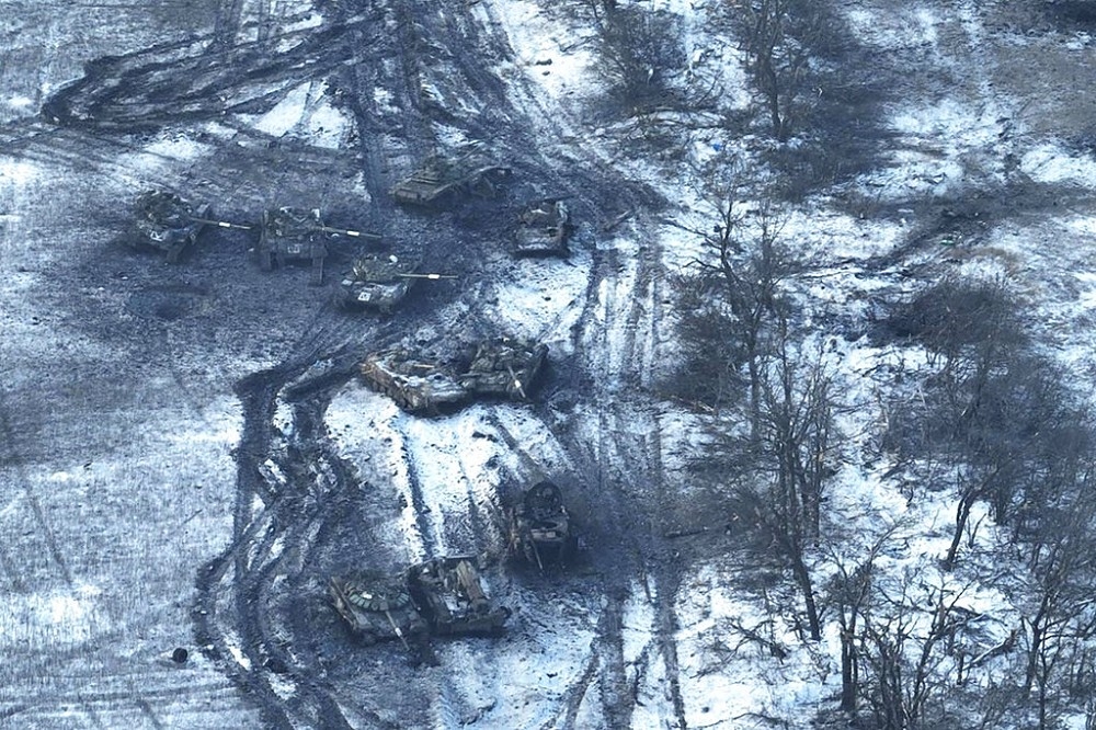俄軍第155海軍步兵旅進攻失敗，在布列格達爾週邊丟棄被擊毀的大批戰甲車輛。（美聯社）
