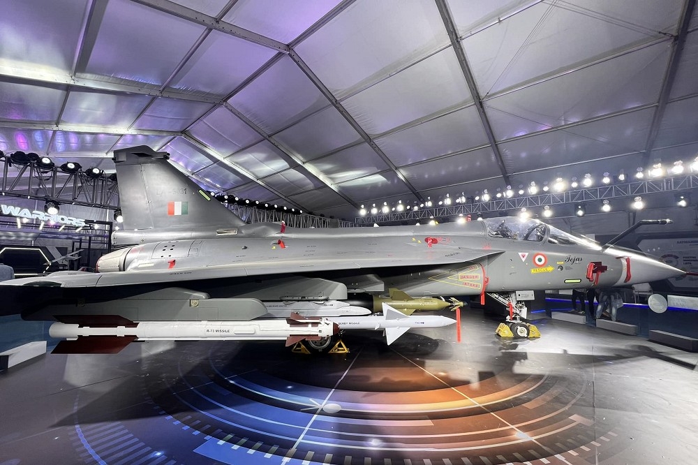 本屆航展靜態展示的「光輝式」輕型戰機，機翼派龍架掛載R-73（前）與Derby飛彈（後）。（Tsungfang Tsai／全球防衛雜誌提供）