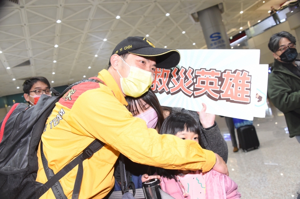台灣搜救隊於今天（15日）下午抵達台灣，搜救隊成員看見在機場等候的家人後立即上前相擁。（張哲偉攝）