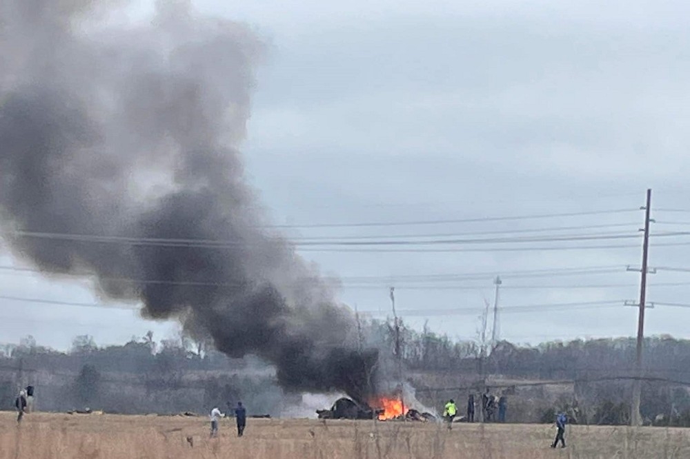 「黑鷹」直升機墜毀殘骸燃起熊熊大火，並冒出滾滾濃煙。（取自推特）