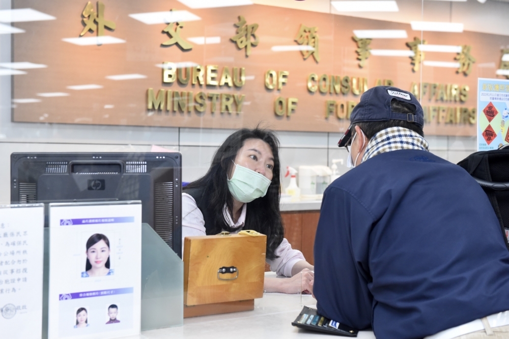 領務局宣布從20日起，網路預約受理護照申請名額將從每日480名擴增至1500名。（資料照片／張哲偉攝）