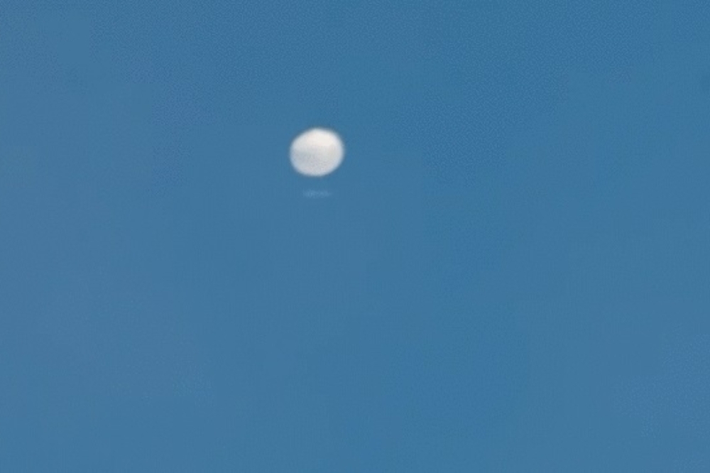 東引空中今天（16日）出現不明物體飄落，軍方表示是氣象探測用的氣球。本圖是之前台灣空域出現過的氣球。（取自鄭明典臉書）