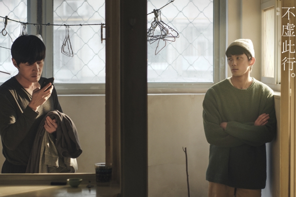 胡歌（左）與吳磊第三度合演的作品《不虛此行》，從開拍到完成都是關注焦點。（取自微博）