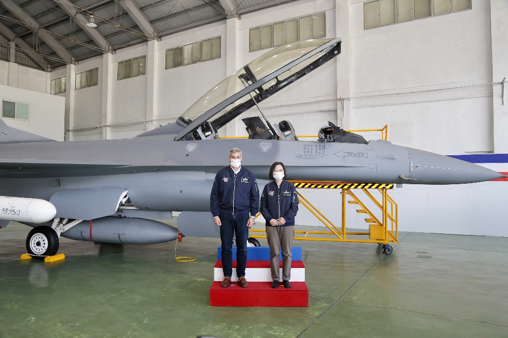 蔡英文總統今天（17日）偕同巴拉圭共和國總統阿布鐸（左），前往花蓮空軍基地，並參觀F-16V型機展示。（總統府提供）