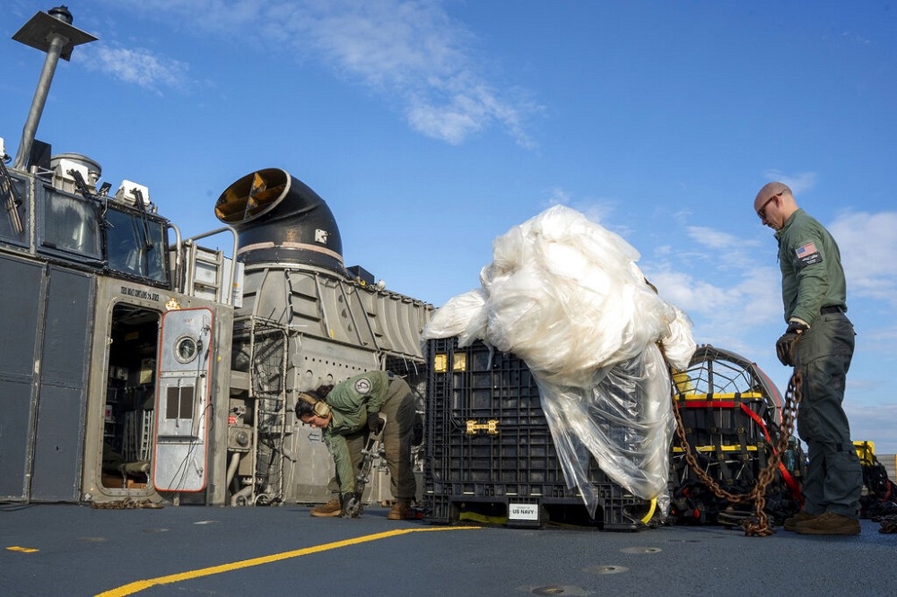 美軍將打撈的氣球殘骸以LCAC氣墊登陸艇送往岸上。（美聯社）