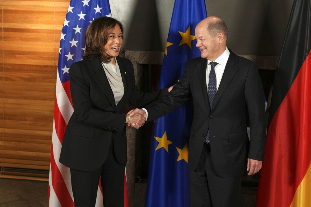 率團參加慕尼黑安全會議的美國副總統賀錦麗（左），會晤德國總理蕭茲。（美聯社）