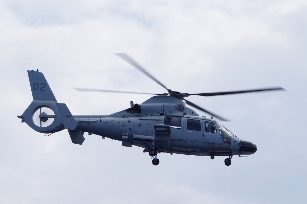 水產廳公布的中國解放軍海軍直升機照片，顯見附近還有中國軍艦出沒。（取自水產廳）